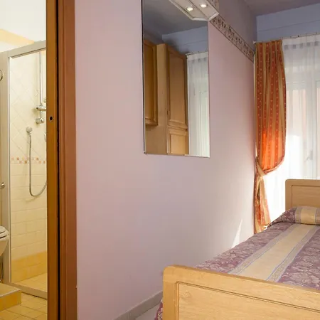 Kennedy Hotel 3*